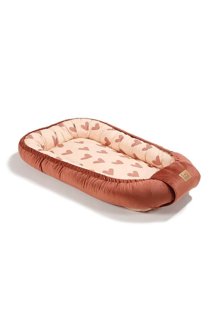 La Millou cocon pentru bebe Best Nest Velvet HEARTBEAT PINK preţ