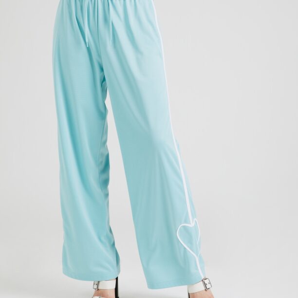 Monki Pantaloni  albastru aqua / alb