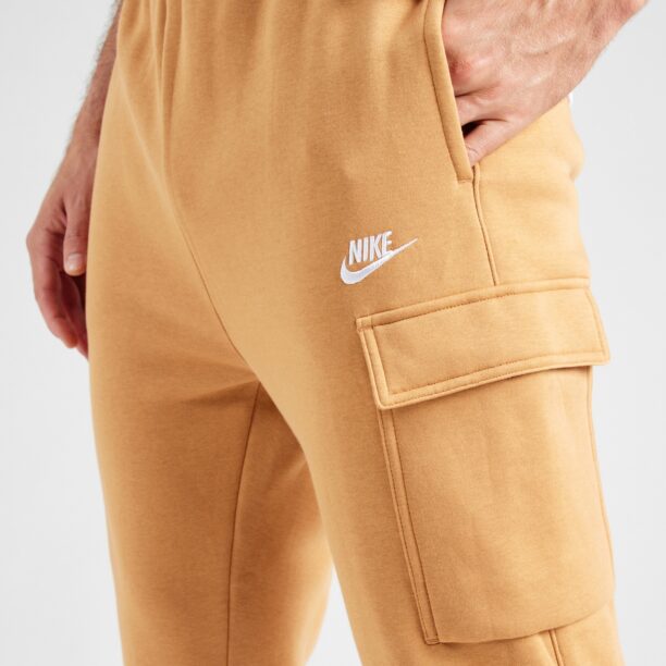 Preţ Nike Sportswear Pantaloni cu buzunare 'CLUB'  maro pueblo / alb