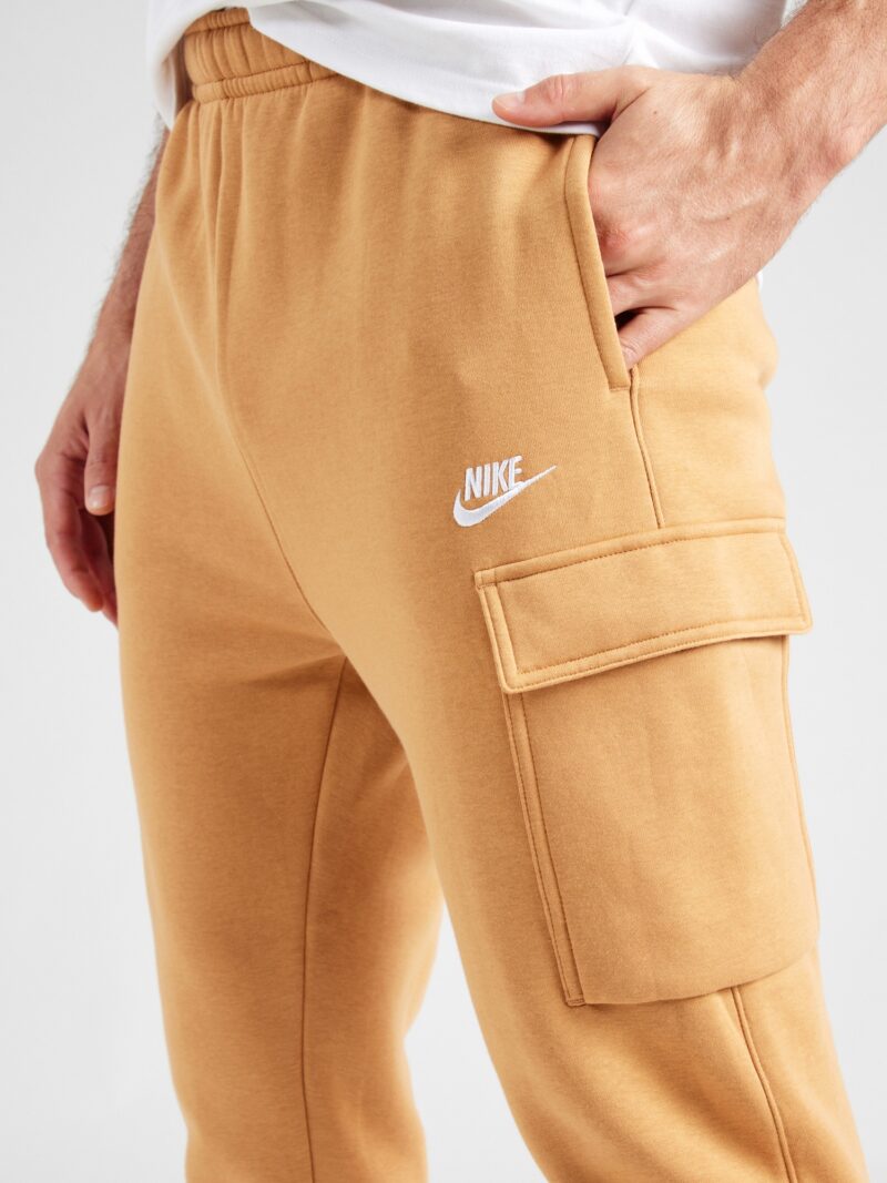 Preţ Nike Sportswear Pantaloni cu buzunare 'CLUB'  maro pueblo / alb