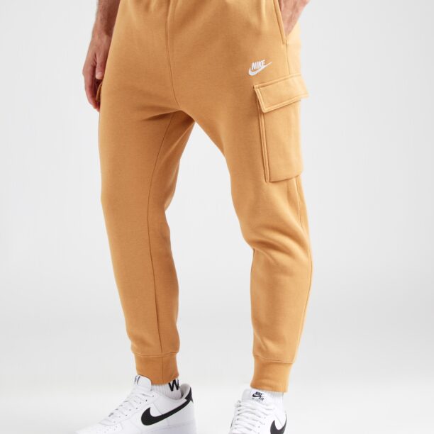 Nike Sportswear Pantaloni cu buzunare 'CLUB'  maro pueblo / alb