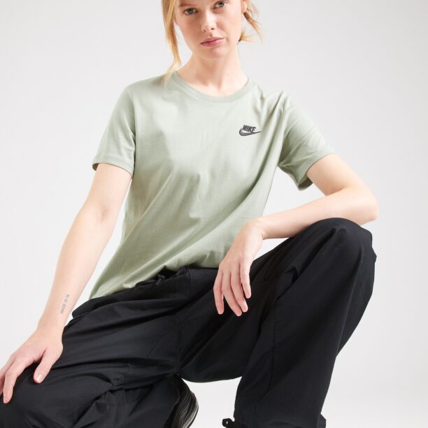 Cumpăra Nike Sportswear Tricou 'Club Essential'  verde pastel / negru