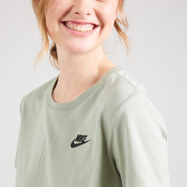 Preţ Nike Sportswear Tricou 'Club Essential'  verde pastel / negru