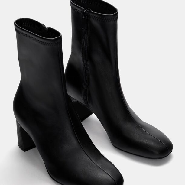 Preţ Pull&Bear Botine  negru