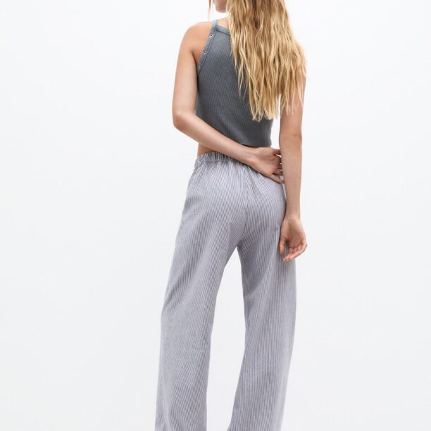 Pull&Bear Pantaloni  albastru marin / alb preţ