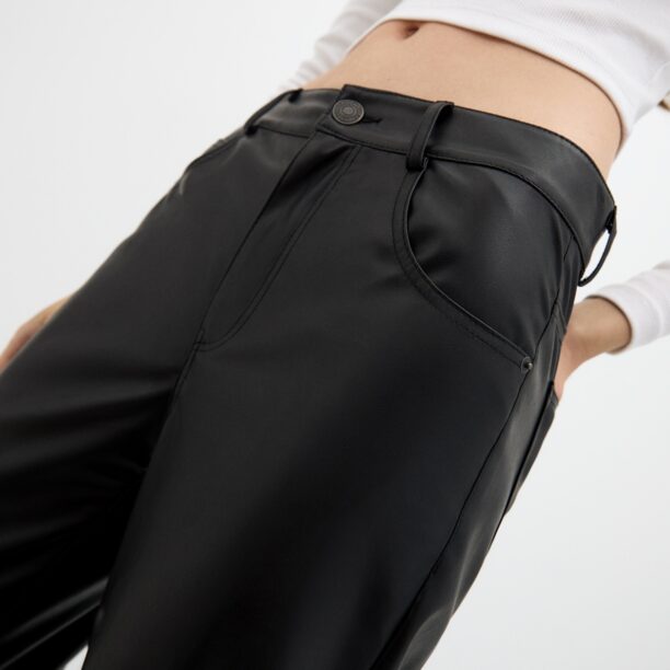 Preţ Pull&Bear Pantaloni  negru