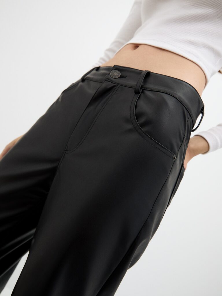 Preţ Pull&Bear Pantaloni  negru