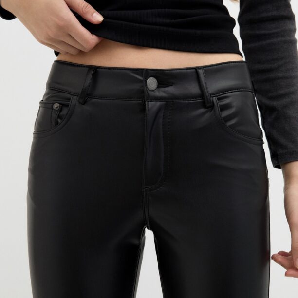 Preţ Pull&Bear Pantaloni  negru