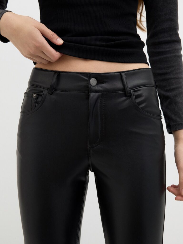 Preţ Pull&Bear Pantaloni  negru