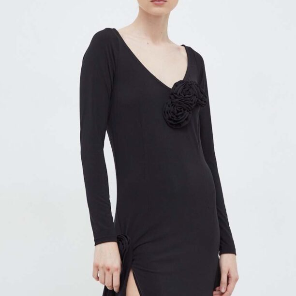 Résumé rochie culoarea negru