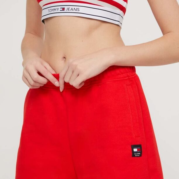 Tommy Jeans pantaloni scurți din bumbac culoarea roșu