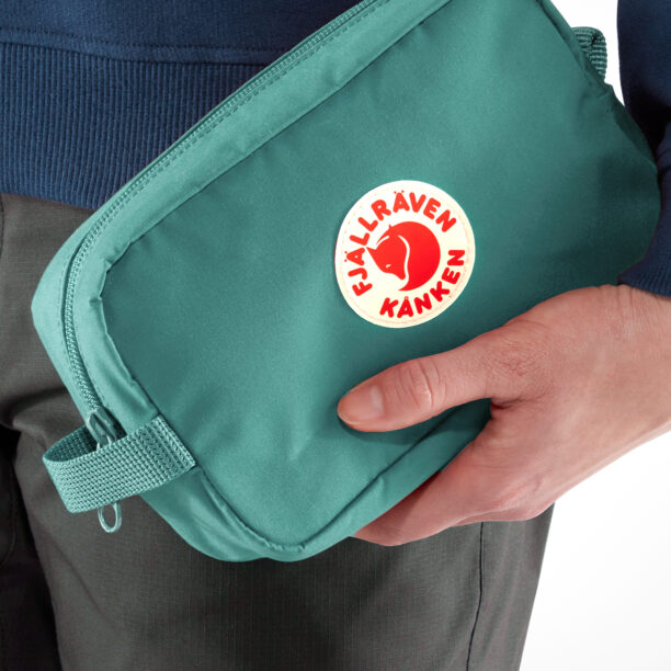 Preţ Borsetă Fjallraven Kanken Gear Bag - frost green