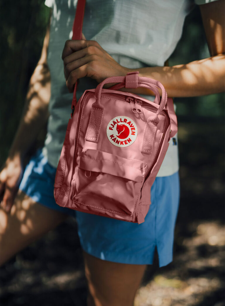 Original Borsetă Fjallraven Kanken Sling - pink