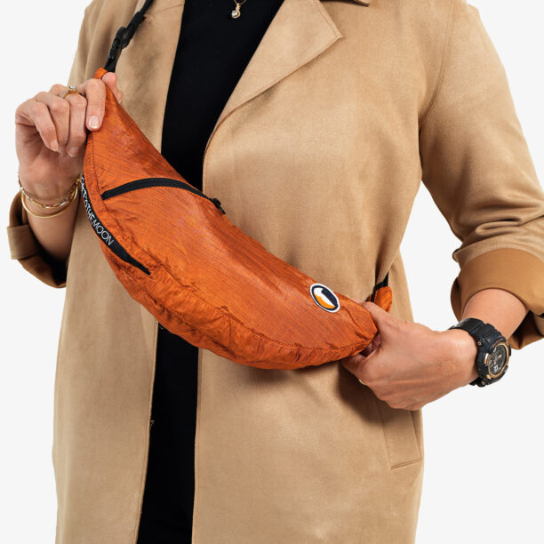 Cumpăra Borsetă de sold Ticket To The Moon Upcycled Sling Bag - terracotta