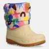 Crocs cizme de iarna copii CLASSIC NEO PUFF GEO SHAPES BOOT culoarea bej