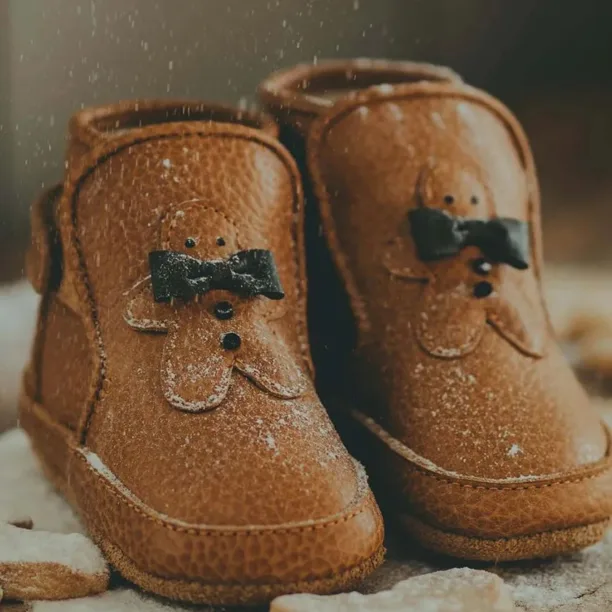 Donsje incaltaminte din piele pentru bebelusi Aggas Booties Gingerbread culoarea maro