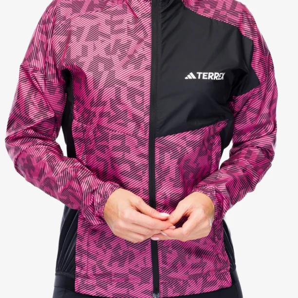 Cumpăra Geaca alergare femei adidas TERREX Trail Running Wind Jacket - pink fusion/aurora black