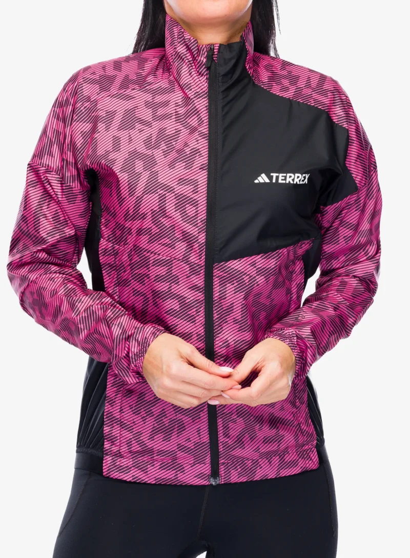 Cumpăra Geaca alergare femei adidas TERREX Trail Running Wind Jacket - pink fusion/aurora black