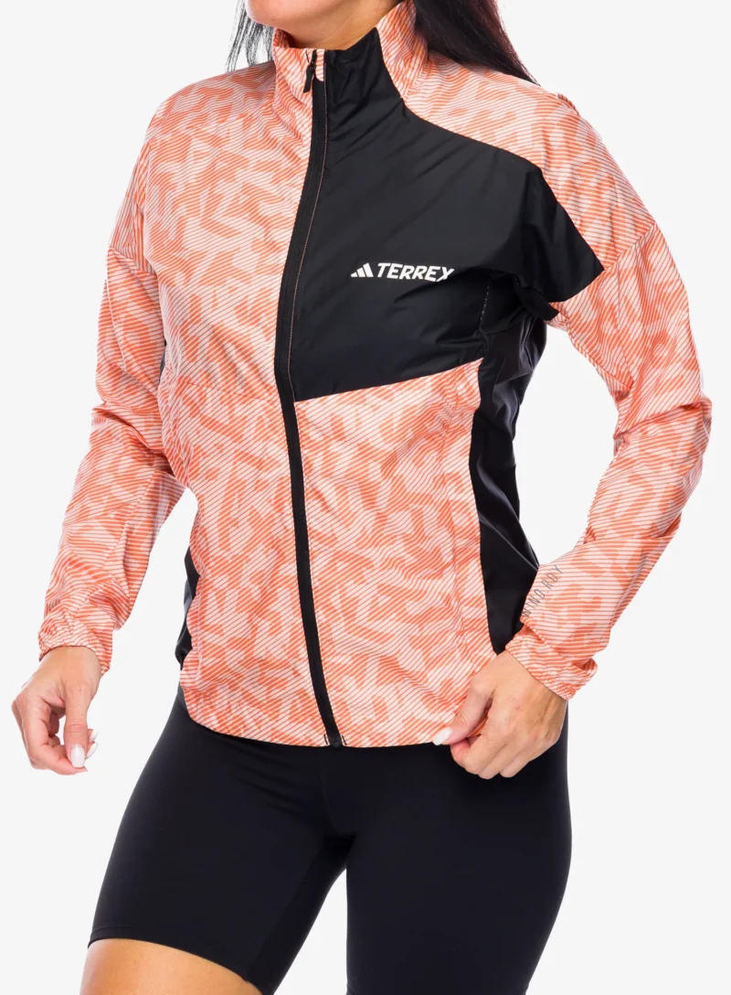 Cumpăra Geaca alergare femei adidas TERREX Trail Running Wind Jacket - putty mauve/amber tint