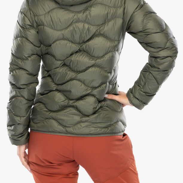 Geaca matlasata femei Peak Performance Helium Down Hood Jacket - pine needle preţ