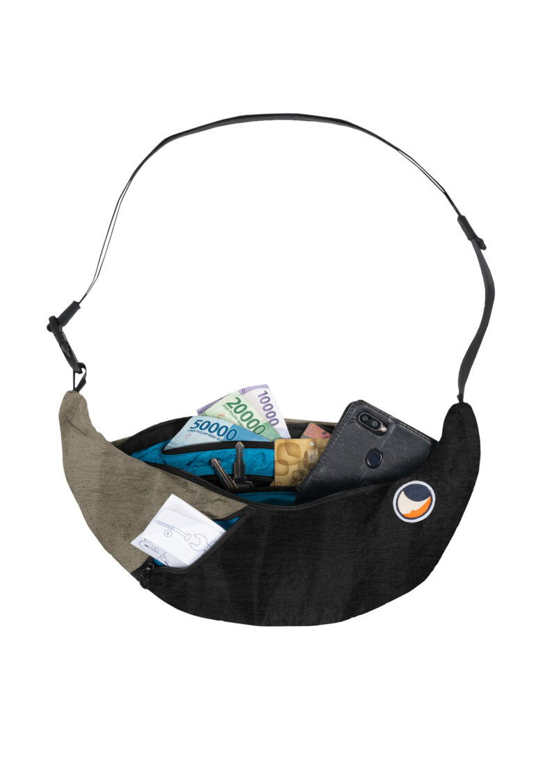 Cumpăra Geantă Ticket To The Moon Upcycled Sling Bag - black/natural beige