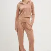 Juicy Couture pantaloni de trening din velur HERITAGE CROWN CAISA LOW RISE PANT culoarea maro