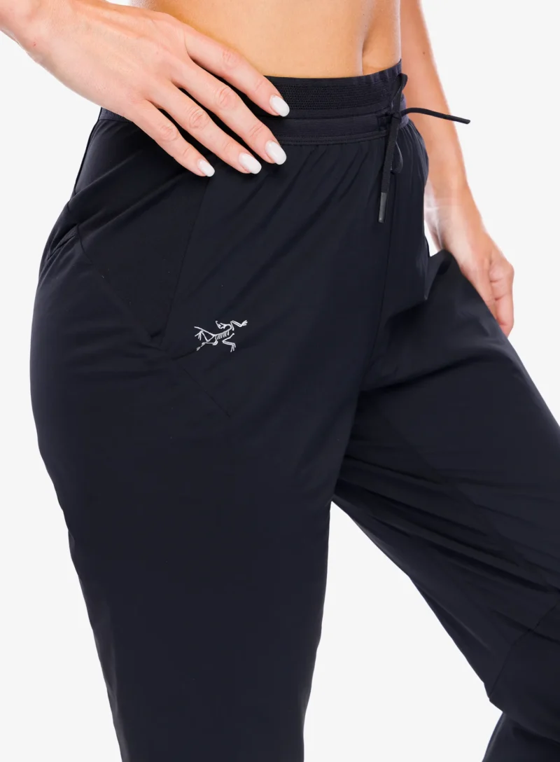 Original Pantaloni alergare femei Arcteryx Norvan Insulated Pant - black