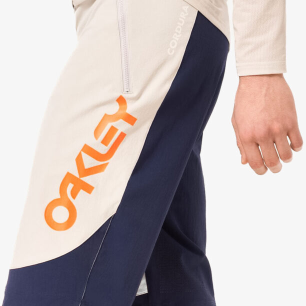 Pantaloni scurti ciclism Oakley Maven Scrub Short - grey/blue preţ