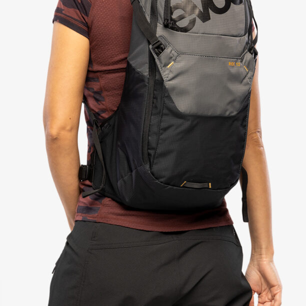 Rucsac ciclism Evoc Ride 12 - carbon grey/black preţ