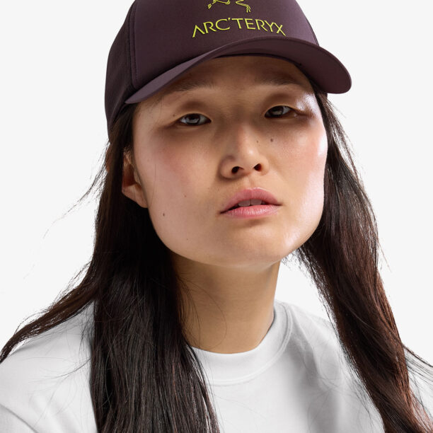 Șapcă Arcteryx Bird Word Trucker Curved Hat - phantasm/euphoria preţ