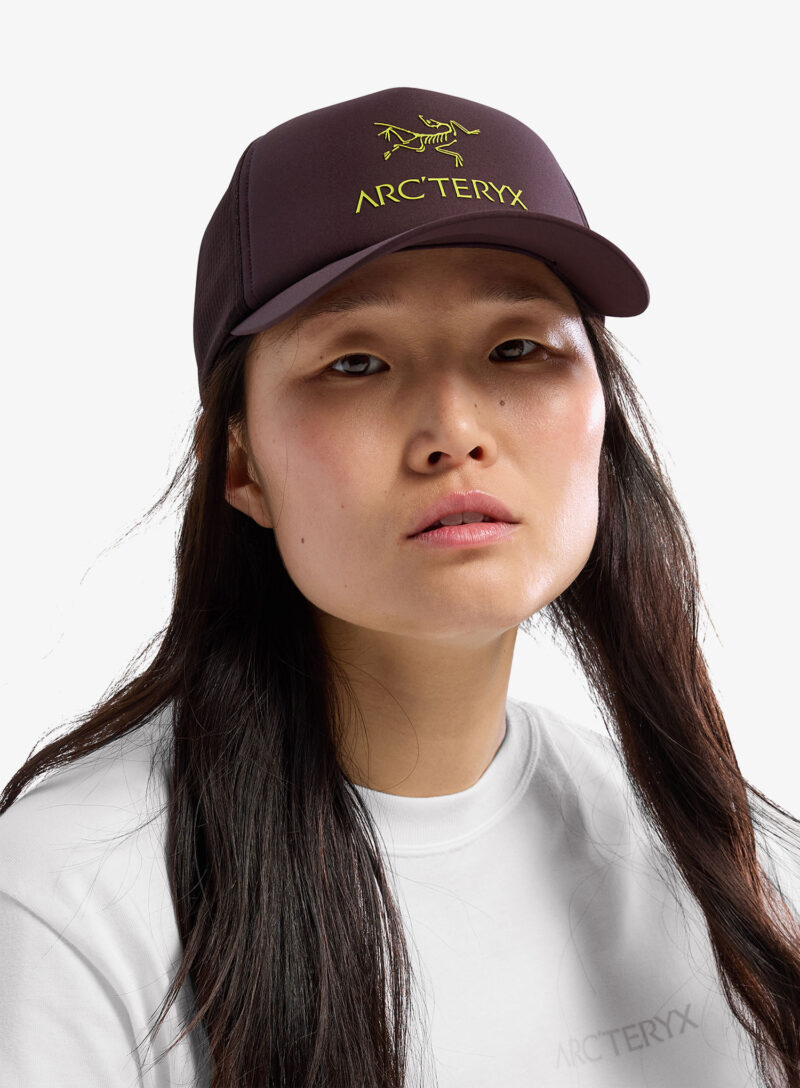 Șapcă Arcteryx Bird Word Trucker Curved Hat - phantasm/euphoria preţ