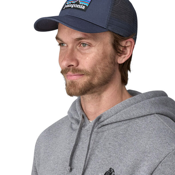 Șapcă Patagonia P-6 Logo LoPro Trucker Hat - new navy preţ