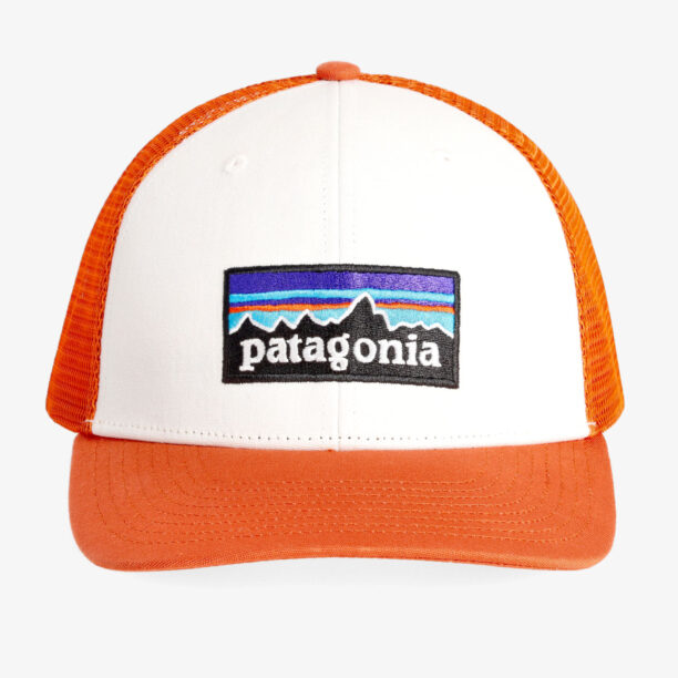 Cumpăra Șapcă Patagonia P-6 Logo Trucker Hat - white/redtail rust