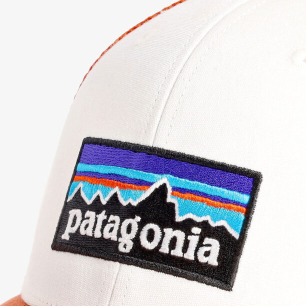 Preţ Șapcă Patagonia P-6 Logo Trucker Hat - white/redtail rust