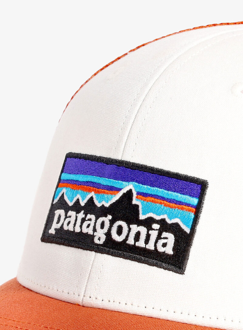 Preţ Șapcă Patagonia P-6 Logo Trucker Hat - white/redtail rust