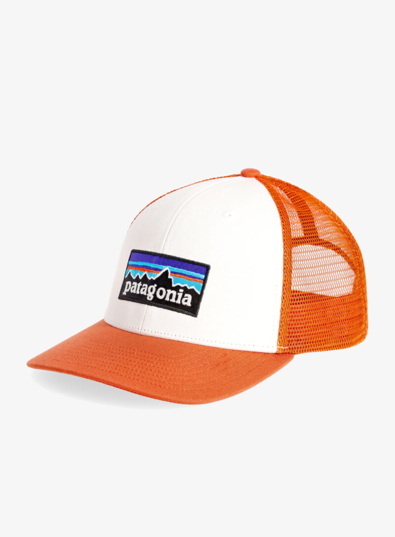 Șapcă Patagonia P-6 Logo Trucker Hat - white/redtail rust