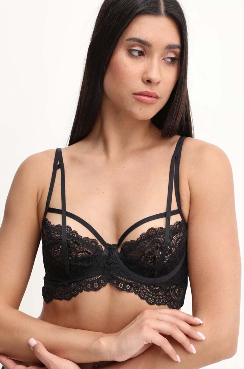 Scandale sutien culoarea negru