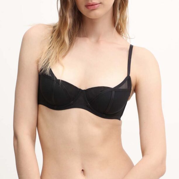 Scandale sutien culoarea negru