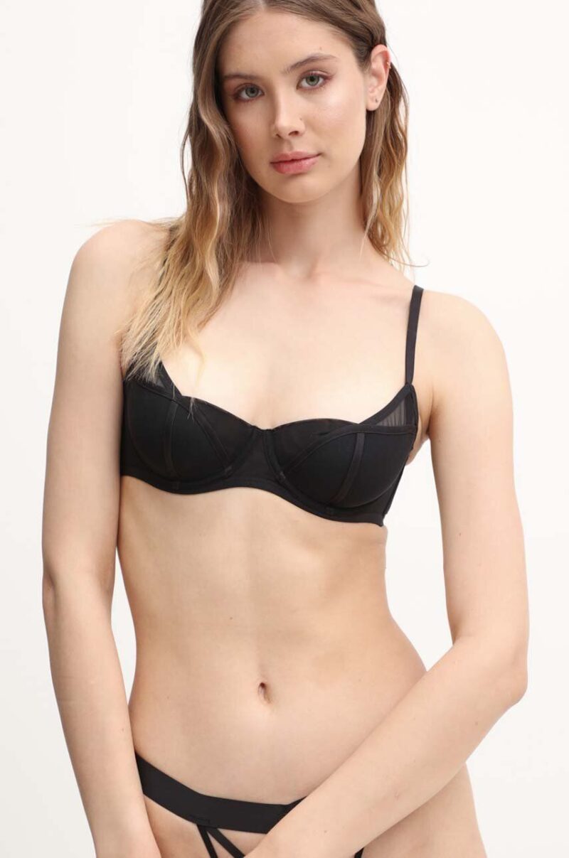 Scandale sutien culoarea negru