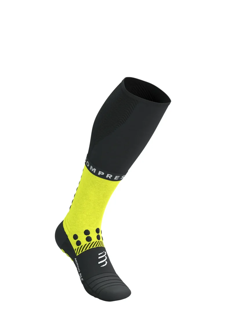 Sosete de alergare Compressport Full Socks Winter Run - black/safe yellow preţ