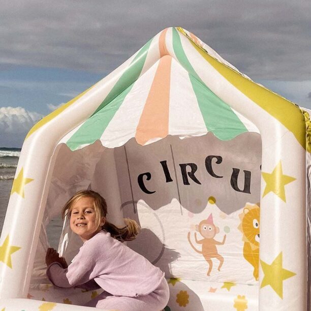 SunnyLife cort gonflabil Cubby Circus Tent preţ