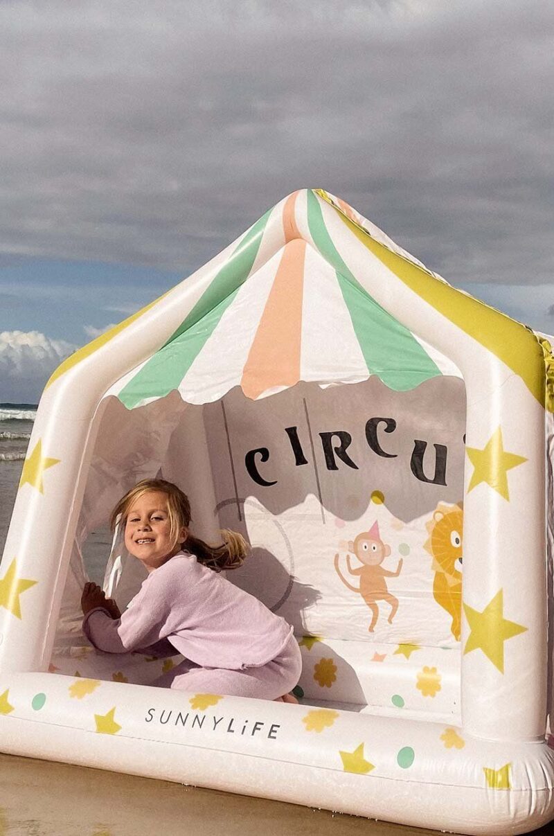 SunnyLife cort gonflabil Cubby Circus Tent preţ