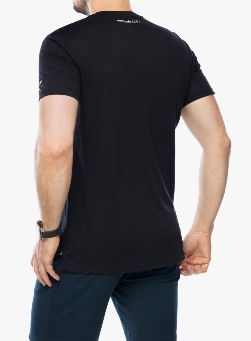 Tricou cu imprimeu Super.natural Well Equipped Tee - jet black/semolina preţ