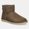 UGG cizme de zapada din piele intoarsa Classic Mini culoarea maro