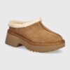 UGG papuci din piele intoarsa New Heights Cozy Clog culoarea maro