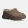 UGG papuci din piele intoarsa New Heights Cozy Clog culoarea maro