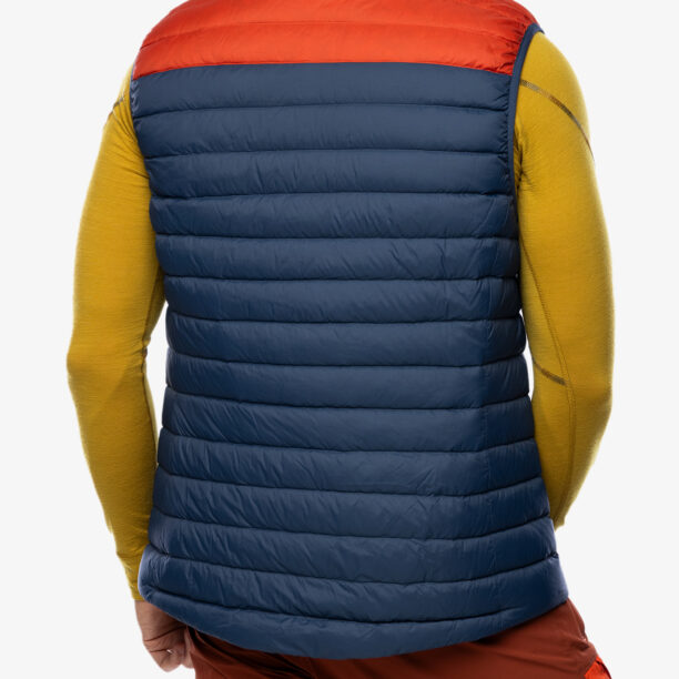 Vesta matlasata barbati Mountain Equipment Earthrise Vest - dusk/red rock preţ