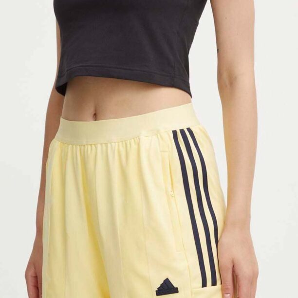 adidas pantaloni scurti Tiro femei