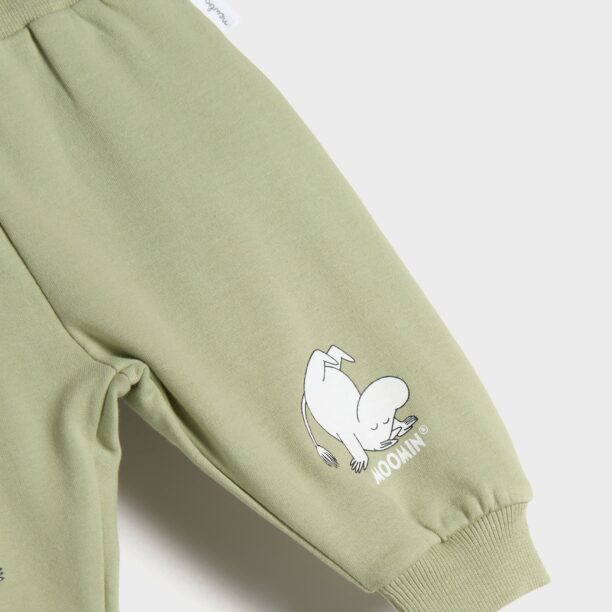 Pantaloni sport Moomin - verde-oliv deschis preţ