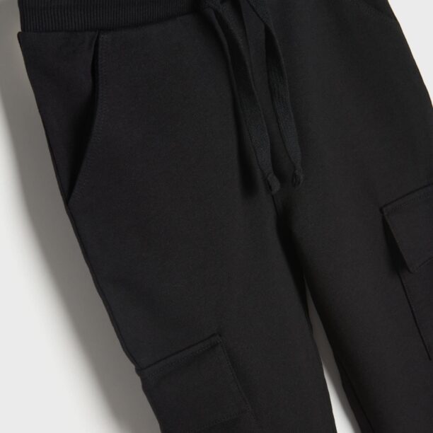 Preţ Pantaloni sport jogger - negru